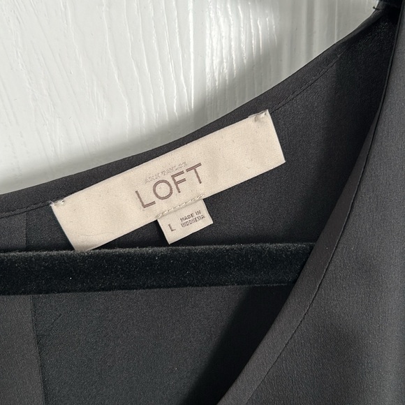 Loft Shell/tank sheer buttons down center back L like new condition - Picture 3 of 7